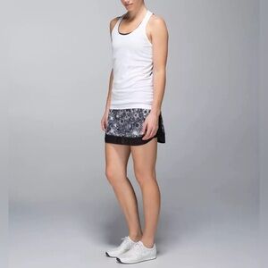 Lululemon Hotty Hot Skirt Skort Flowabunga Black Angel Wing/Black Size 6
